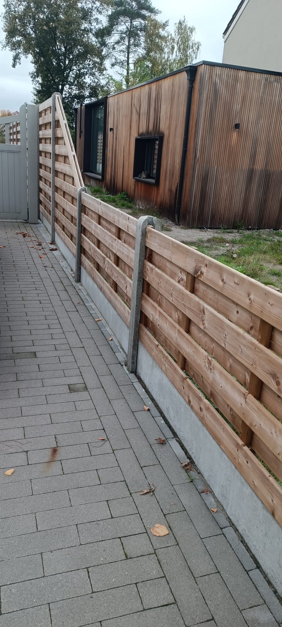 Houten schermen op/in betonnen platen/palen