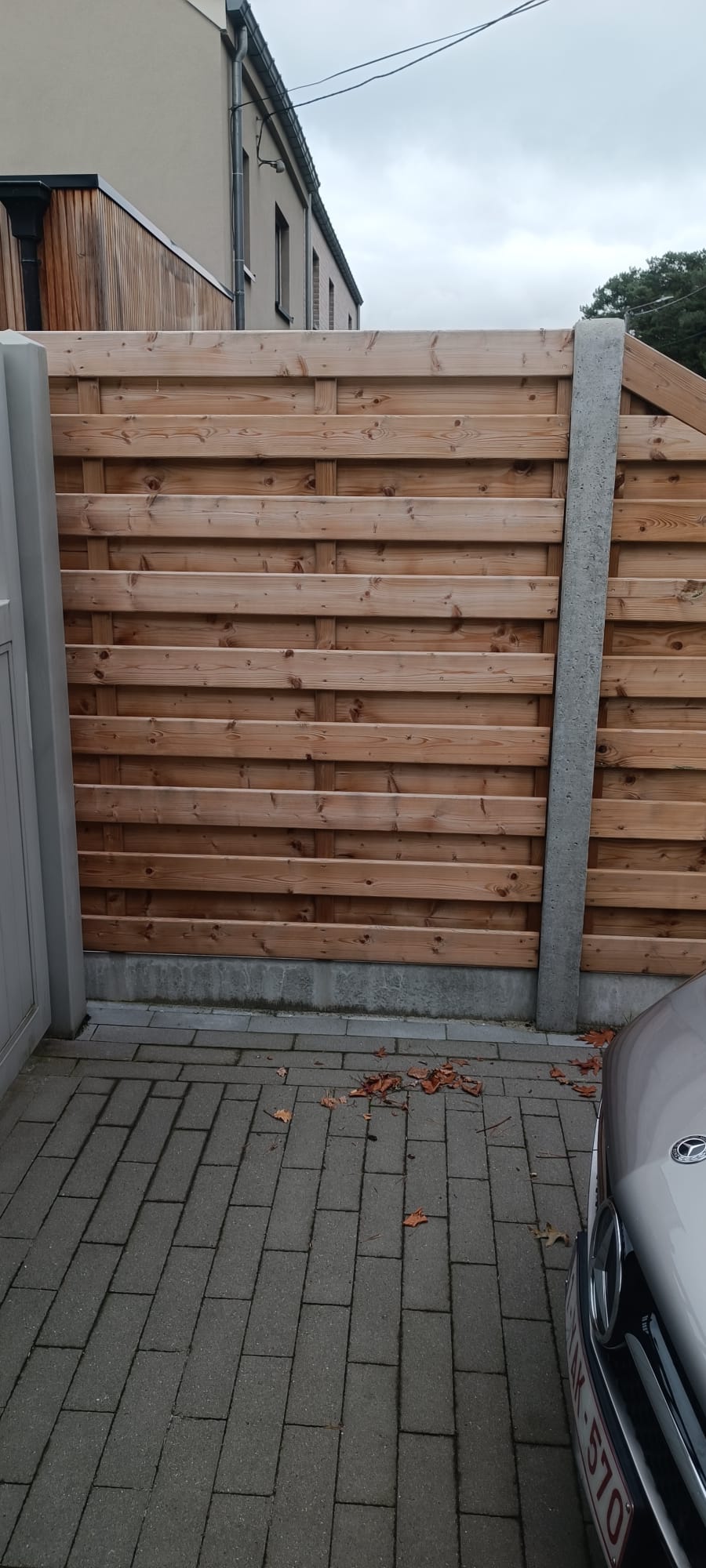 Houten schermen op/in betonnen platen/palen