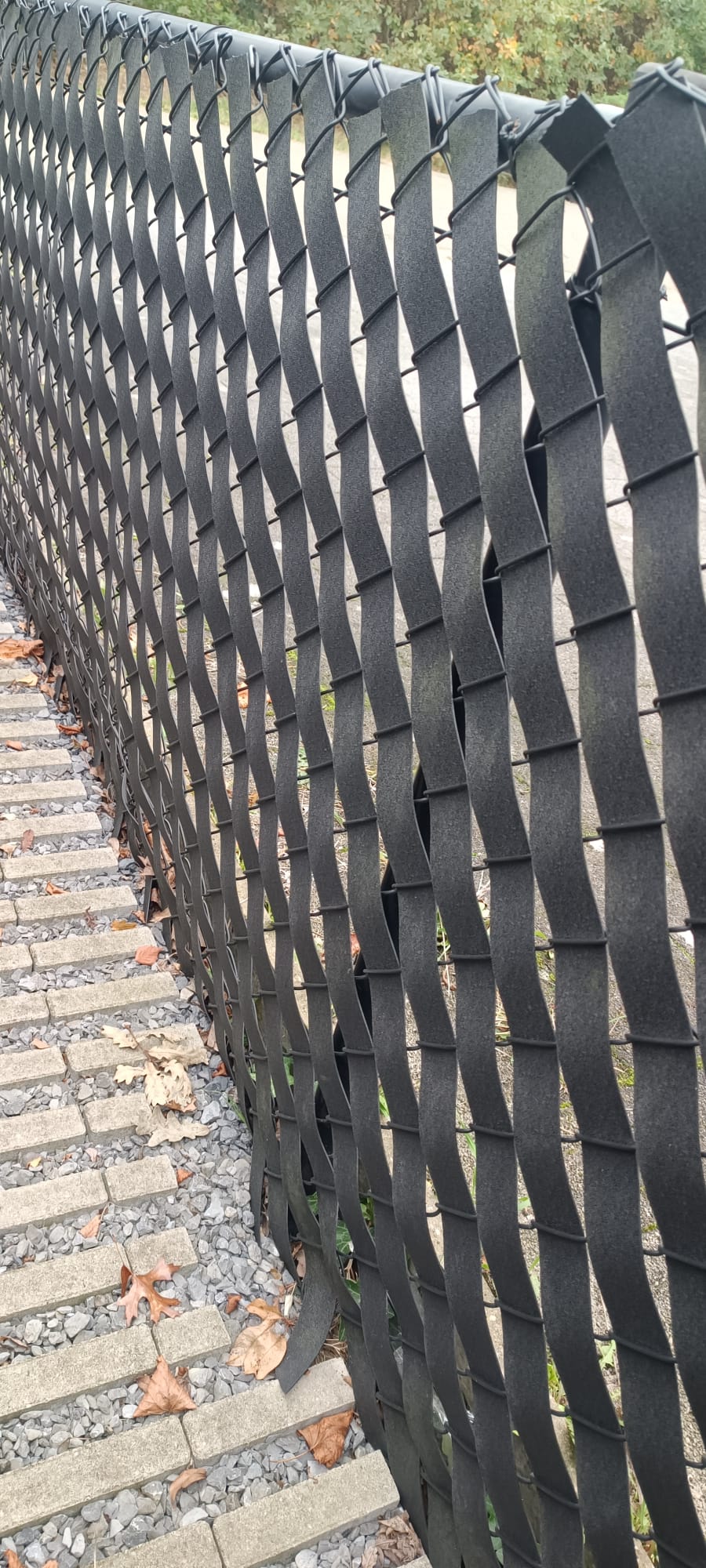 Tuinomheining in vierkant vlechtwerk met PVC strips